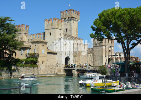 Scaligero Schloss in der Altstadt von Sirmione am Gardasee - Italien. Stockfoto