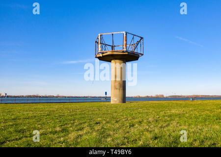 Detroit, Michigan - die Basis einer radar Turm ist alles, was von einem Kalten Krieg - ära Nike missile Site auf dem Detroit River. Hunderte von der anti-aircr Stockfoto