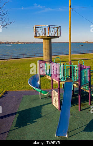 Detroit, Michigan - ein Spielplatz neben der Basis eines verlassenen Kalten Krieges - ära Nike missile Radarturm auf dem Detroit River. Hunderte von der anti-air Stockfoto