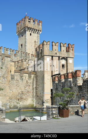 Scaligero Schloss in der Altstadt von Sirmione am Gardasee - Italien. Stockfoto