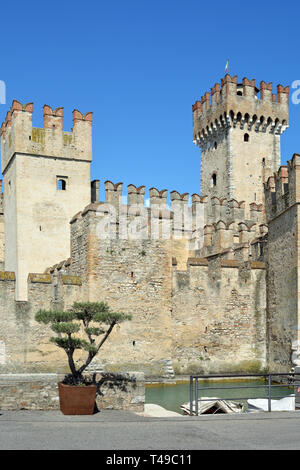 Scaligero Schloss in der Altstadt von Sirmione am Gardasee - Italien. Stockfoto