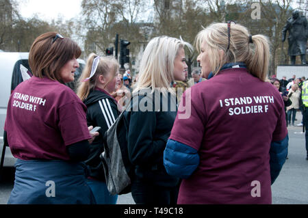 London Am 12. April 2019. Parliament Square. Zwei Frauen tragen Maroon t Shirts (die Farbe der Parachute Regiment) mit den Worten "Ich stehe mit Soldat Stockfoto