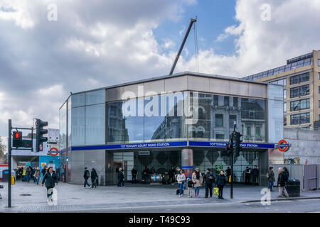 Vor kurzem U-Bahnhof Tottenham Court Road an der Kreuzung Oxford Street & Charing Cross Road renoviert. Stockfoto