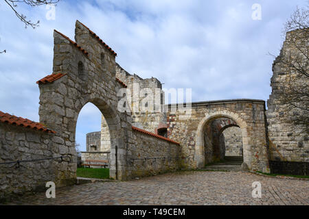 Bögen in das Schloss Hellenstein Ruine auf dem Hügel von Heidenheim an der Brenz in Süddeutschland vor einem blauen Himmel mit Wolken, kopieren Raum Stockfoto