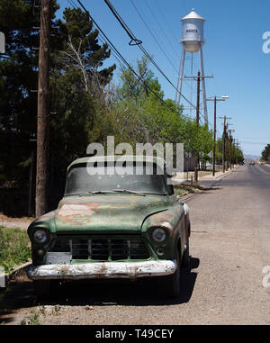 Alte Pickup in einer Straße von Marfa, Texas geparkt. Stockfoto