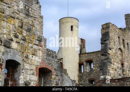 Turm im Schloss Hellenstein Ruine auf dem Hügel von Heidenheim an der Brenz in Süddeutschland vor einem blauen Himmel mit Wolken, kopieren Raum Stockfoto