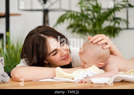 Mutter Lächeln streicheln Touch baby girl Kopf Stockfoto