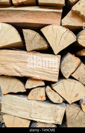 Brennholz gestapelt; Stockfoto