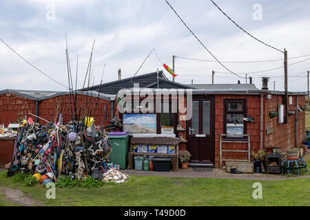 Sammlung von bis gewaschen Artikel aus der Strand in Dungeness in Kent, Großbritannien Stockfoto