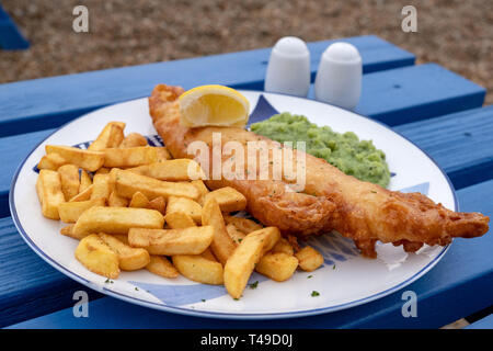 Die traditionelle Fish und Chips mit einer Portion Erbsenpüree serviert. Stockfoto