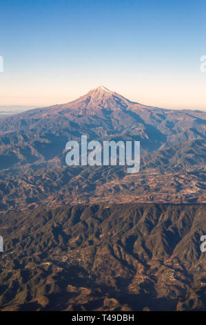 Luftaufnahme der Citlaltépetl/Iztactépetl, in Spanischer Sprache Pico de Orizaba, höchster Berg in Mexiko und die Dritthöchste in Nordamerika. Stockfoto