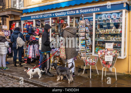 Touristen suchen Geschenke bei einem Souvenirshop in der Church Street, Windsor, Großbritannien Stockfoto