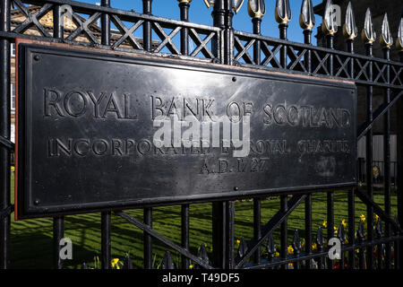 Schild am Tor der Royal Bank of Scotland in Edinburgh, Schottland, Großbritannien, Europa Stockfoto