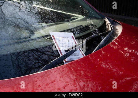 Ticket auf einem Auto Windschutzscheibe Stockfoto