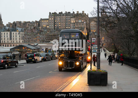 Die Ghost Bus Tour Double Decker an einer Bushaltestelle in Edinburgh, Schottland, Großbritannien, Europa geparkt Stockfoto