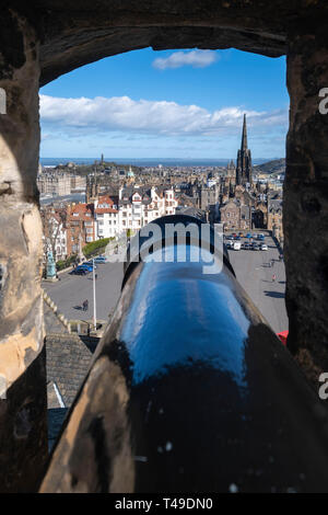 Blick vom Schloss Edinburgh mit einer Kanone im Vordergrund, Edinburgh, Schottland, Großbritannien, Europa Stockfoto