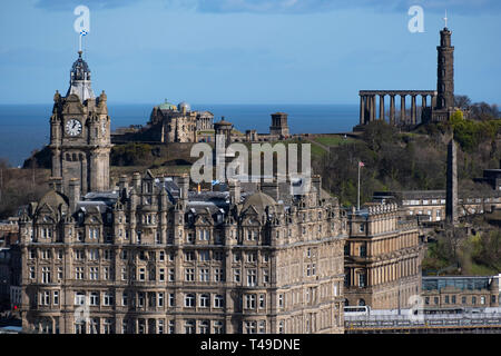 Das Balmoral Hotel, Nelson Denkmal, Playfair Monument und Kollektive auf Calton Hill, Edinburgh, Schottland, Großbritannien, Europa Stockfoto