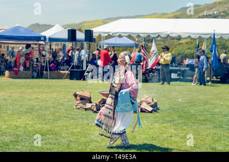 Frau tanzen. 2019 21. jährlichen Chumasch Tag Powwow und Intertribal Sammeln, Malibu, Kalifornien, 13. April 2019 Stockfoto