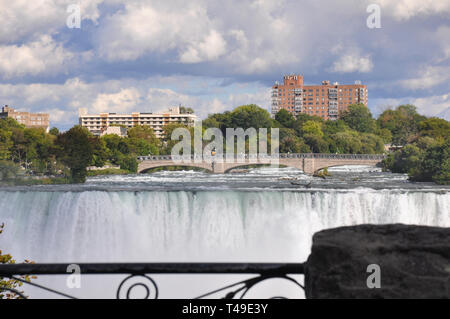 Blick auf den Niagara River und die Brücke über den American Falls, Niagara Falls, USA Stockfoto
