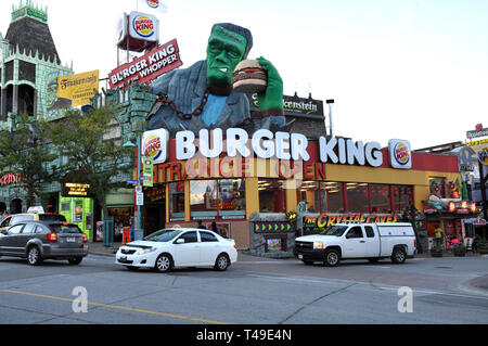 Anzeigen von Frankenstein essen einen Whopper bei Burger King und anderen Sehenswürdigkeiten in Clifton Hill Street in Niagara Falls, Kanada Stockfoto