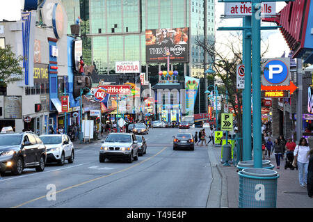 Blick auf touristische Attraktionen und Restaurants in Clifton Hill Street in Niagara Falls, Kanada Stockfoto