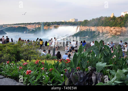 Der Gehweg entlang des Niagara River in der Nähe von Horseshoe Falls mit Blick auf die amerikanischen Wasserfälle von Niagara Falls, Kanada - 10 September, 2018 - Editorial Stockfoto