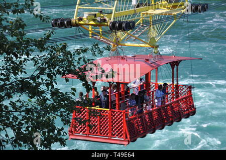 Ansicht der Spanischen Aero Car oder mit der Seilbahn über den Niagara River Whirlpool in der Nähe von Niagara Falls zwischen Kanada und den Vereinigten Staaten Stockfoto