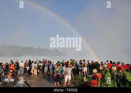 Niagara Falls, Kanada - 10 September, 2018 - Regenbogen von Menschen und Canni Lilien am Table Rock anzeigen Horseshoe Falls - Editorial Stockfoto