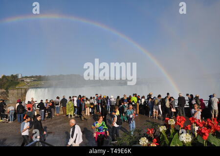 Niagara Falls, Kanada - 10 September, 2018 - Regenbogen von Menschen und Canni Lilien am Table Rock anzeigen Horseshoe Falls - Editorial Stockfoto