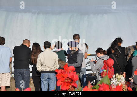 Niagara Falls, Kanada - 10 September, 2018 - Menschen anzeigen Horseshoe Falls in der Nähe von Table Rock Pavillon - Editorial Stockfoto