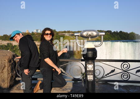 Anzeigen von Niagara Falls aus Kanada mit Münze Fernglas Stockfoto