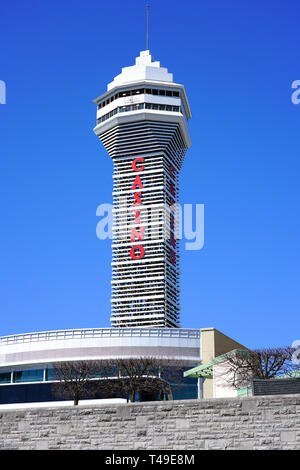 NIAGARA FALLS, Kanada-27 Mar 2019 - Blick auf das Kasino Tower mit Blick auf die Waterfront auf dem Niagara River in Niagara Falls, Ontario, Kanada. Stockfoto