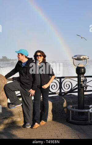 Anzeigen von Niagara Falls aus Kanada mit Münze Fernglas Stockfoto