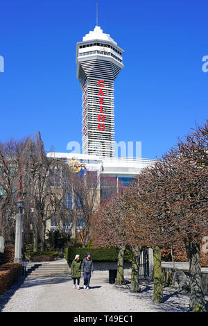 NIAGARA FALLS, Kanada-27 Mar 2019 - Blick auf das Kasino Tower mit Blick auf die Waterfront auf dem Niagara River in Niagara Falls, Ontario, Kanada. Stockfoto
