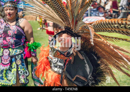 Ein junger Mann in Native American regalia an 2019 21. jährlichen Chumasch Tag Powwow und Intertribal Sammeln, Malibu, Kalifornien, 13. April 2019 gekleidet Stockfoto