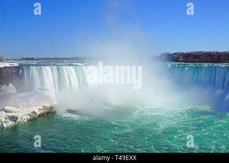 NIAGARA FALLS, NY-27 Mar 2019 - Winter Blick auf die Horseshoe Falls über gefrorenes Eis und Schnee auf dem Niagara River in Niagara Falls im März 2019. Stockfoto