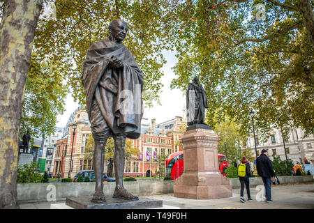 Die Statue von Mahatma Gandhi in Parliament Square, Westminster, London Stockfoto