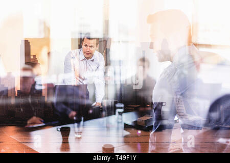 Business Präsentation auf die Sitzung gegen new york city Fenster Reflexionen. Stockfoto