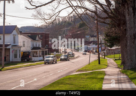 Main Street in der Stadt gegenüber der Small Business District in der Stadt im Frühling in Tidioute, Pennsylvania, USA suchen Stockfoto