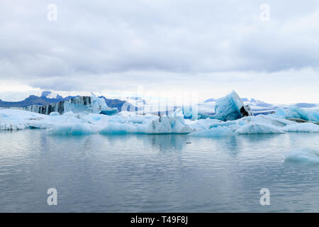 Gletschersee Jökulsárlón Gletschersee, Island. Eisberge auf dem Wasser. Island Landschaft Stockfoto