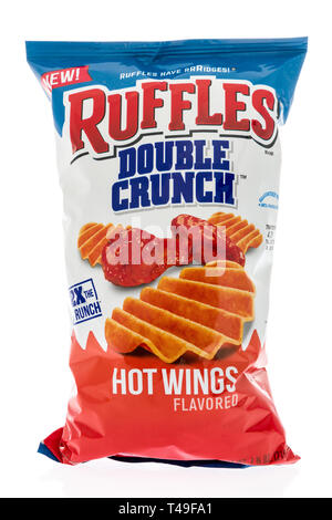 Winneconne, WI - 12 April 2019: eine Tasche von Rufflles doppel Crunch heiße Flügel Chips auf einem isolierten Hintergrund Stockfoto