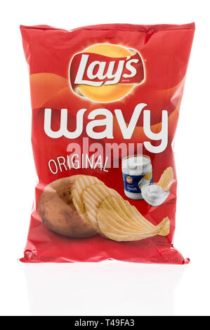 Winneconne, WI - 12 April 2019: eine Tasche von Legt gewellt original Chips auf einem isolierten Hintergrund Stockfoto