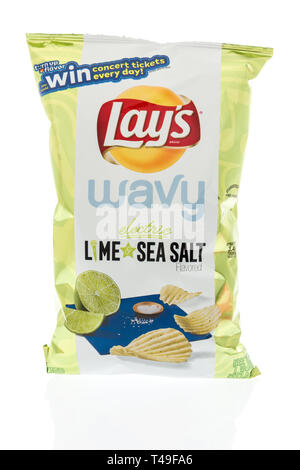Winneconne, WI - 12 April 2019: eine Tasche von Legt wellig Electric Lime und Meersalz Chips auf einem isolierten Hintergrund Stockfoto