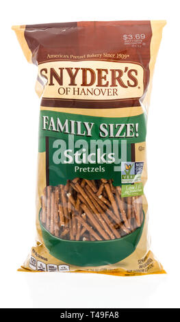 Winneconne, WI - 12 April 2019: eine Tasche von Snyders Hannover Familie Größe sticks Brezeln auf einem isolierten Hintergrund Stockfoto