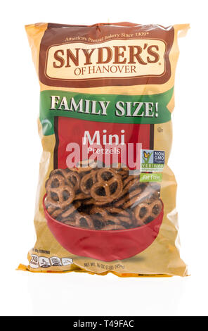 Winneconne, WI - 12 April 2019: eine Tasche von Snyders Hannover Familie Größe mini Brezeln auf einem isolierten Hintergrund Stockfoto