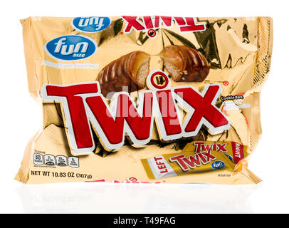 Winneconne, WI - 12 April 2019: eine Tasche von Twix cookie bars Candy Bars auf einem isolierten Hintergrund Stockfoto