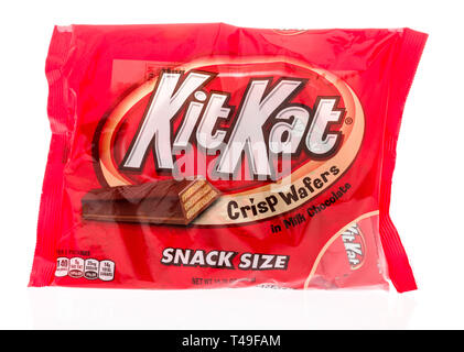 Winneconne, WI - 12 April 2019: eine Tasche von Kit Kat crips Wafer Candy Bars auf einem isolierten Hintergrund Stockfoto