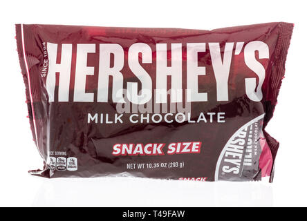 Winneconne, WI - 12 April 2019: eine Tasche von twix Hersheys Milk Chocolate candy Bars auf einem isolierten Hintergrund Stockfoto