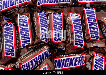 Winneconne, WI - 12 April 2019: eine Nahaufnahme von Snickers Schokoriegel an einem isolierten Hintergrund Stockfoto