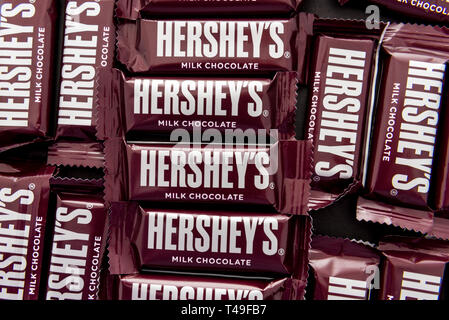 Winneconne, WI - 12 April 2019: eine Nahaufnahme von Hersheys Milk Chocolate candy Bars auf einem isolierten Hintergrund Stockfoto